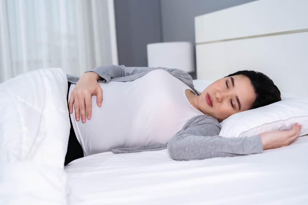 posisi-tidur-ibu-hamil-nyenyak