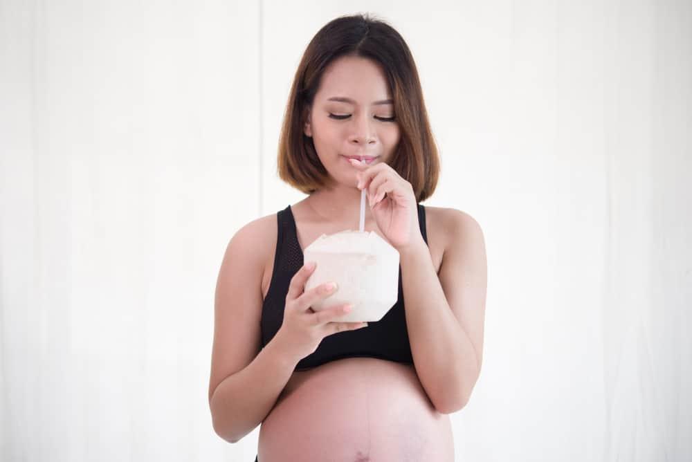 7 Manfaat Air Kelapa untuk Ibu Hamil dan Janin