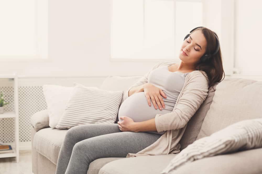 Manfaat Mendengarkan Musik Saat Hamil untuk Ibu dan Bayi