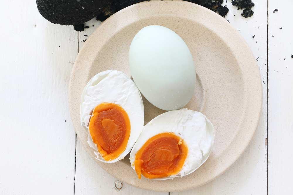 makan-telur-asin