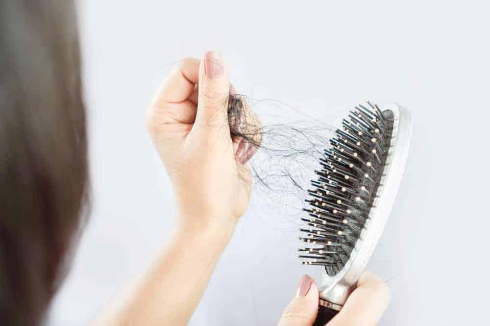 Kerap Bikin Uring-uringan, Begini Cara Tepat Mengatasi Rambut Rontok Setelah Melahirkan