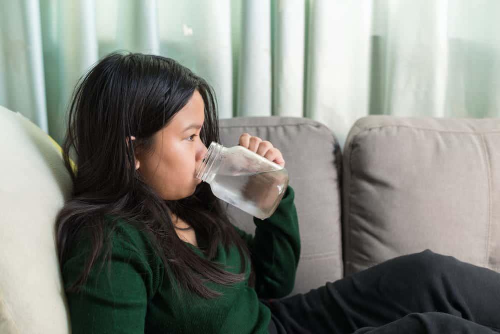 cara-anak-minum-air-putih