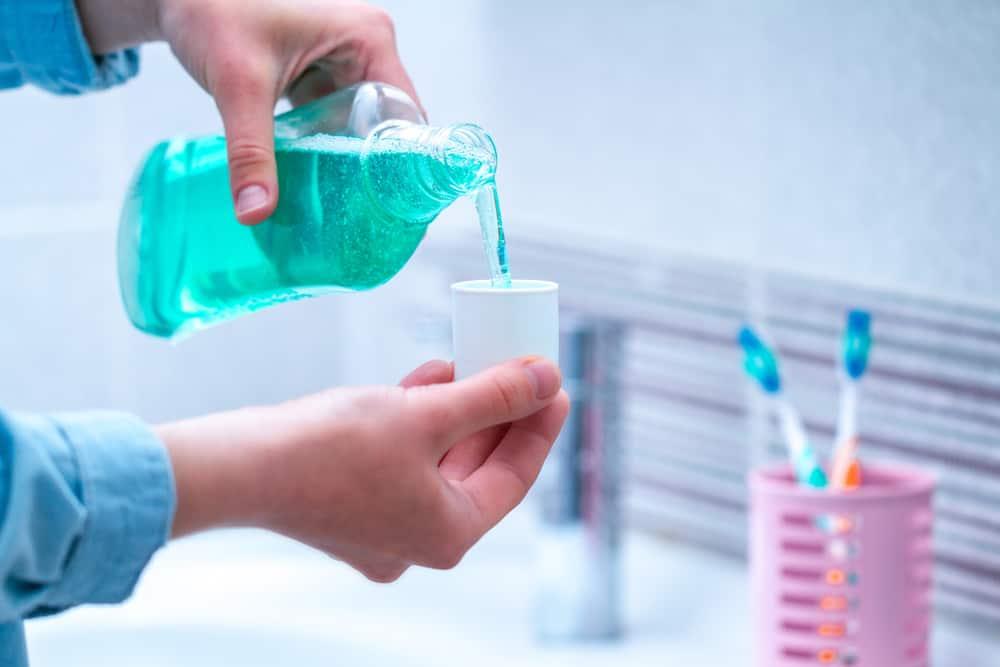 Mengenal Kandungan Obat Kumur Antiseptik dan Manfaatnya untuk Kesehatan Oral
