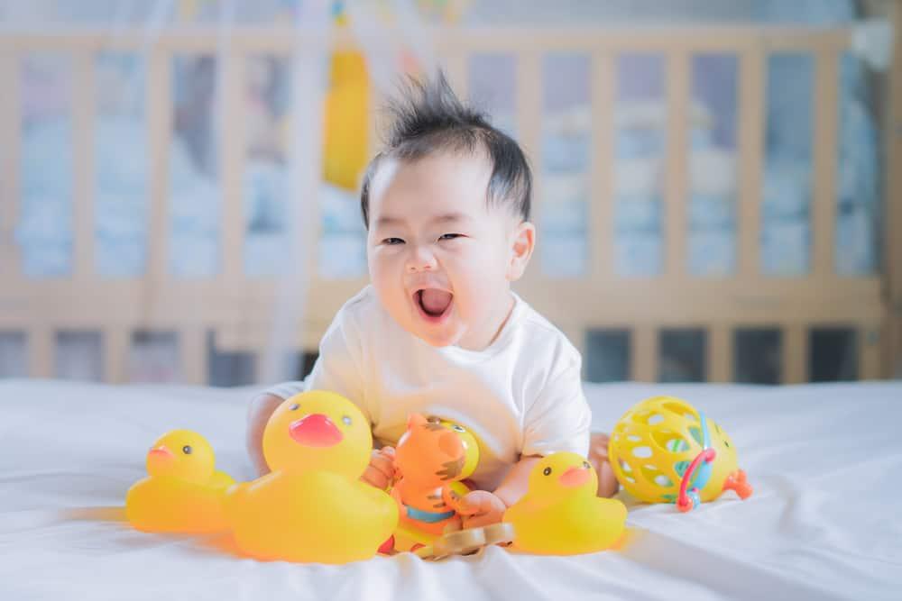 mainan-bayi-3-bulan