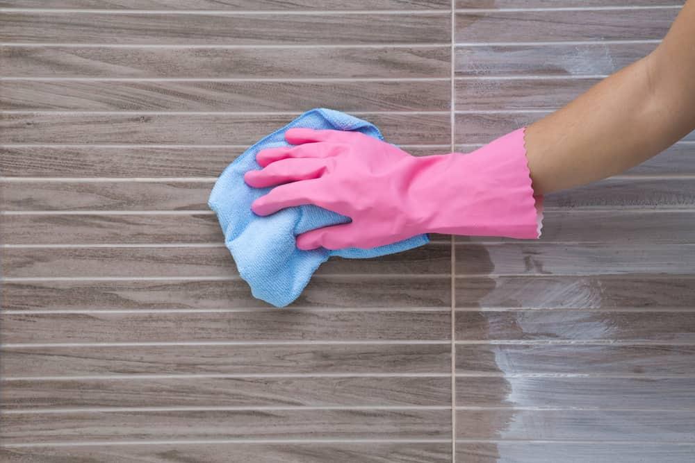 5 Cara Membersihkan Keramik Kamar Mandi yang Berkerak dan Kusam