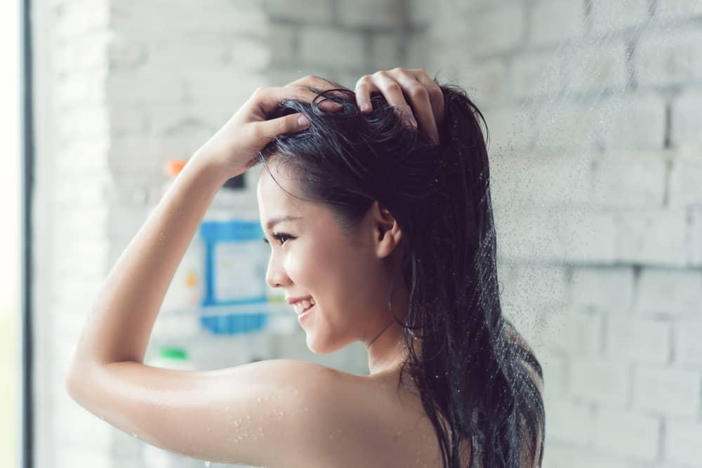 Tidak Boleh Keramas saat Haid, Mitos atau Fakta?