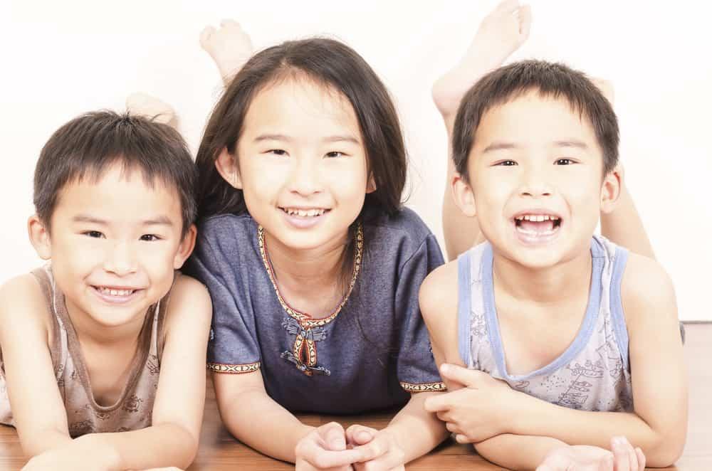 Berada di Antara Kakak dan Adiknya, Yuk Pahami Kepribadian Anak Kedua