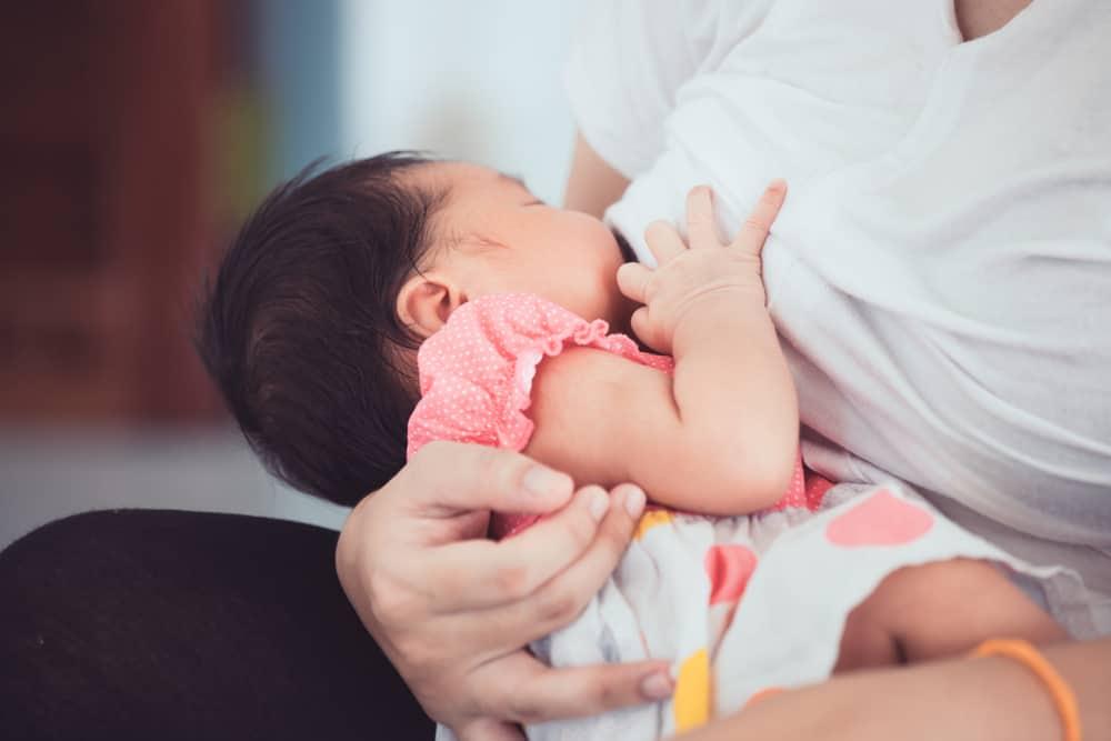 Perlukah Ibu Menyusui Minum Susu Khusus untuk Meningkatkan Produksi ASI?