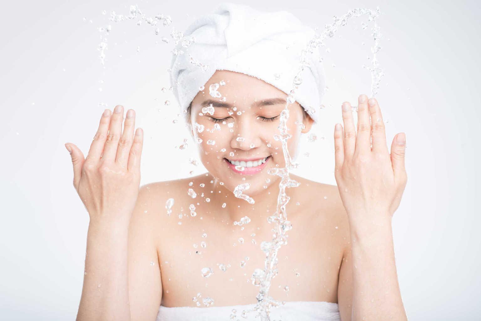 9 Langkah Cuci Muka yang Tepat untuk Kulit Berminyak