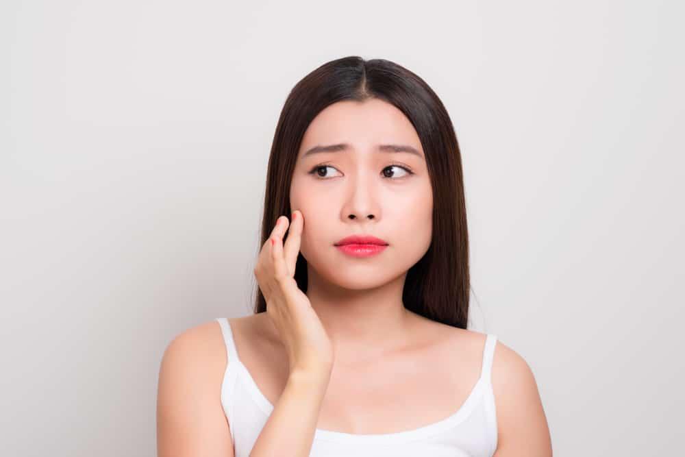 5 Cara Membersihkan Kulit Berminyak agar Bebas Jerawat