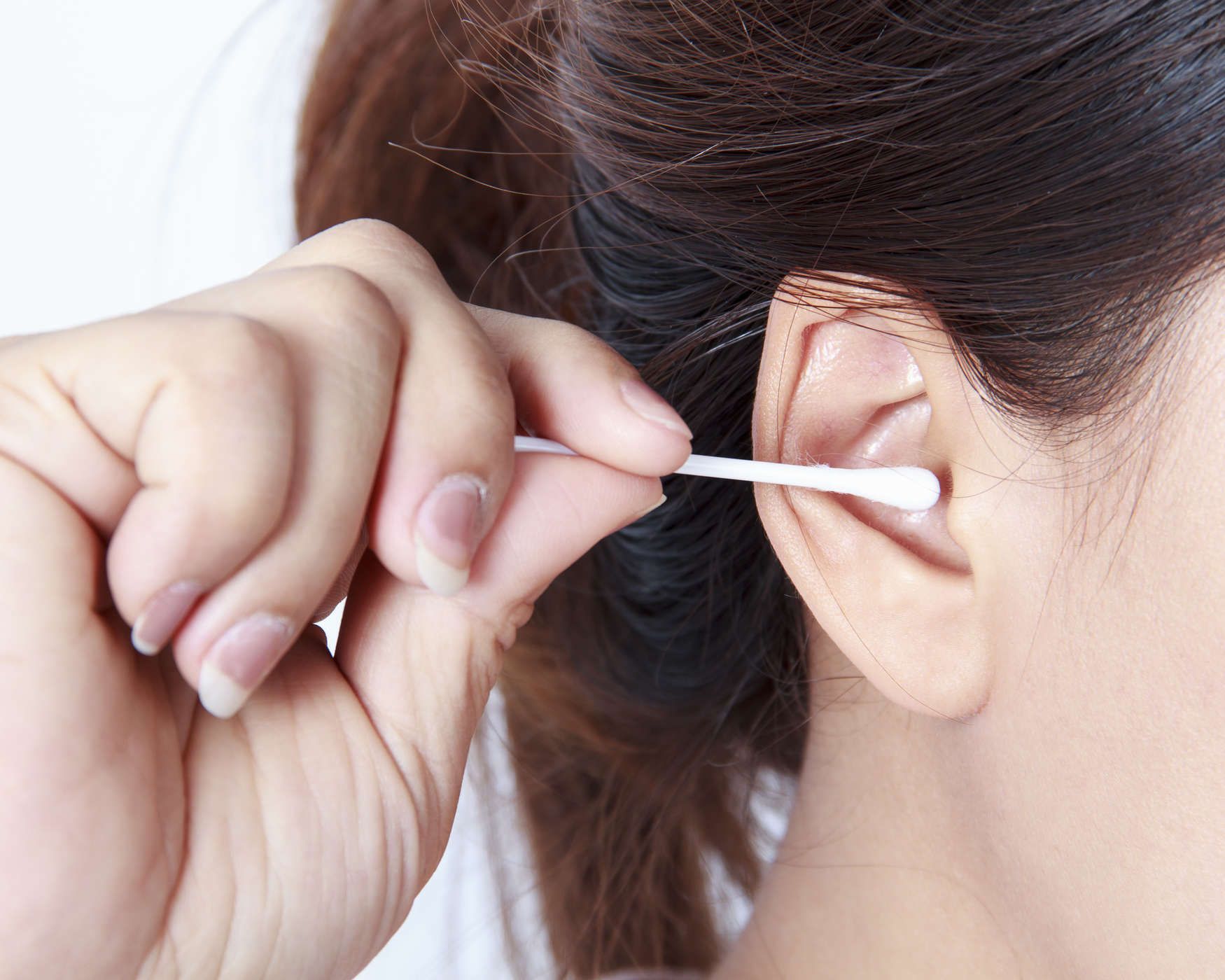 membersihkan-telinga-dengan-cotton-bud