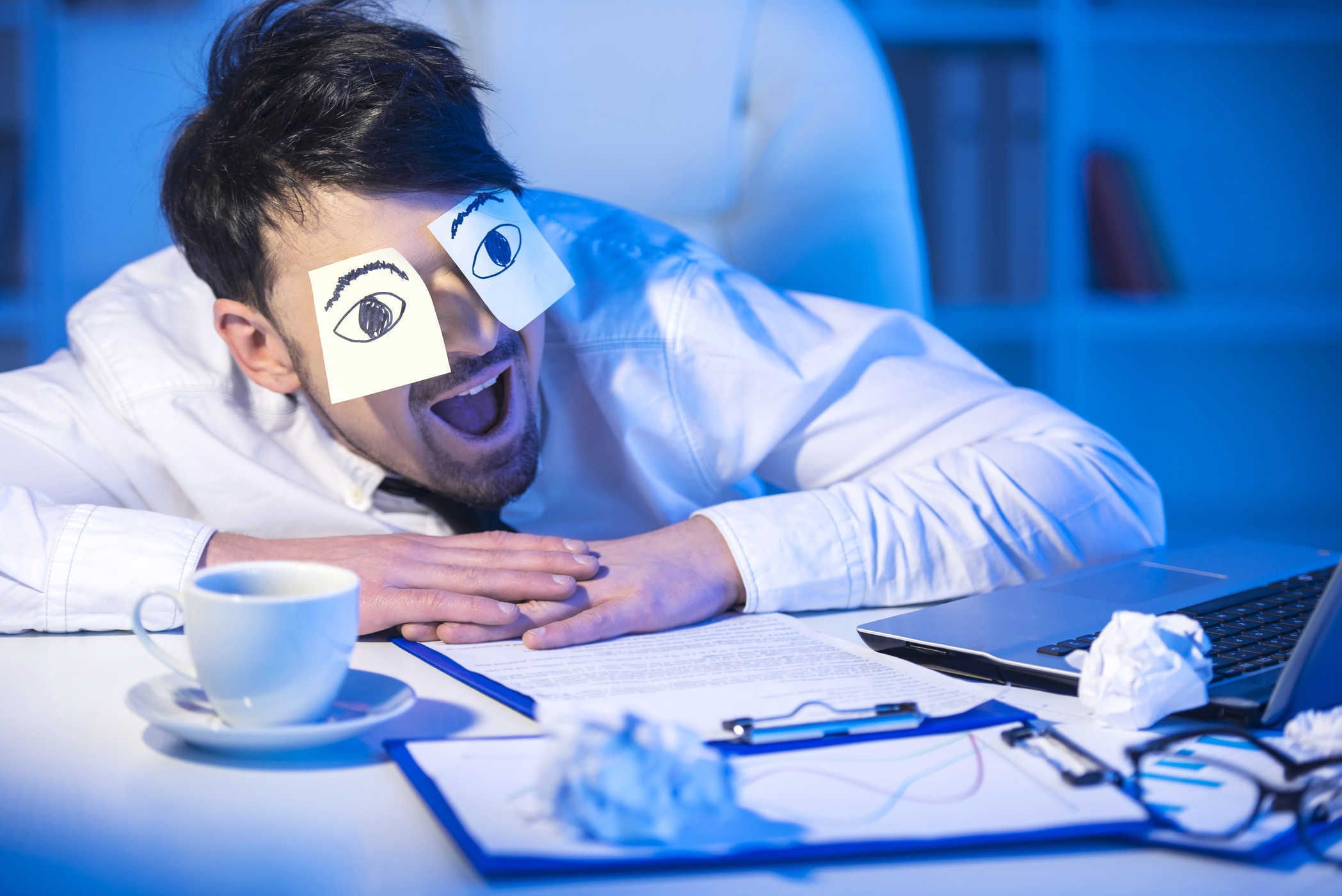 Terpaksa Harus Begadang? Begini Cara yang Sehat