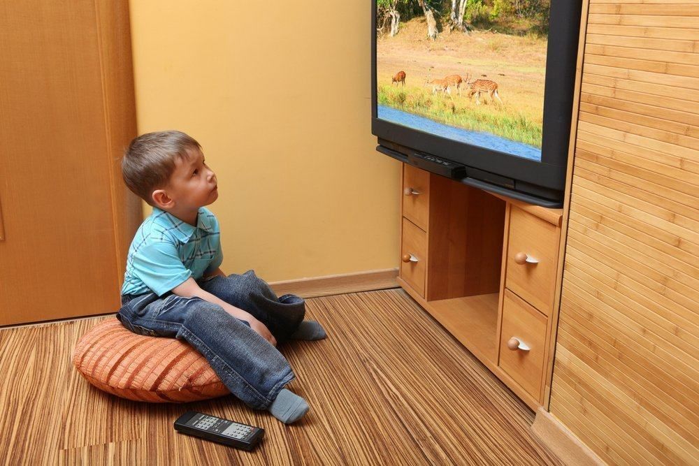 Benarkah Nonton TV Terlalu Dekat, Bisa Bikin Mata Anak Rusak?