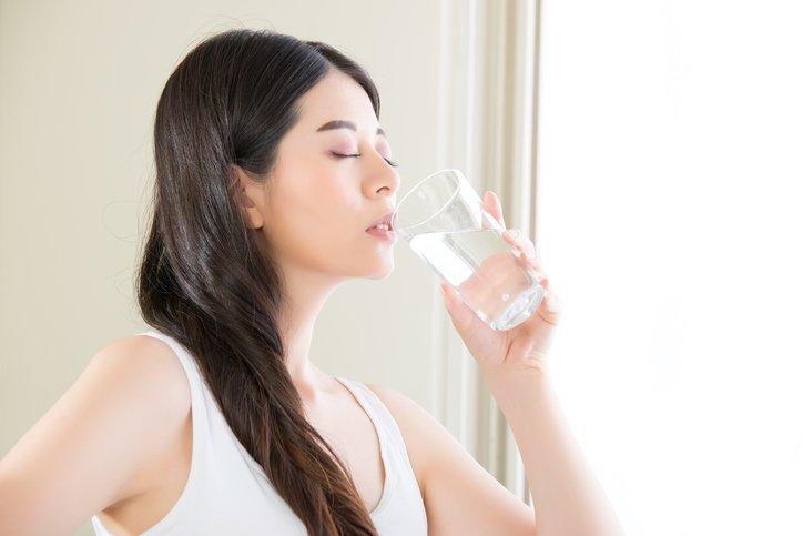 Apakah Terlalu Banyak Minum Air Putih Berbahaya bagi Tubuh?