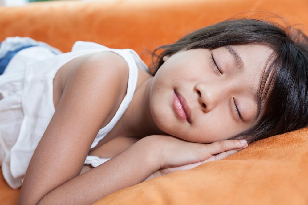 12 Trik Membiasakan Anak untuk Tidur di Kamar Sendiri