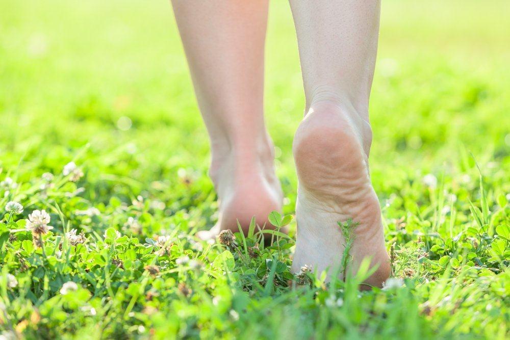 Sesekali Coba Berjalan Tanpa Alas Kaki! Ini Manfaat dan Risikonya