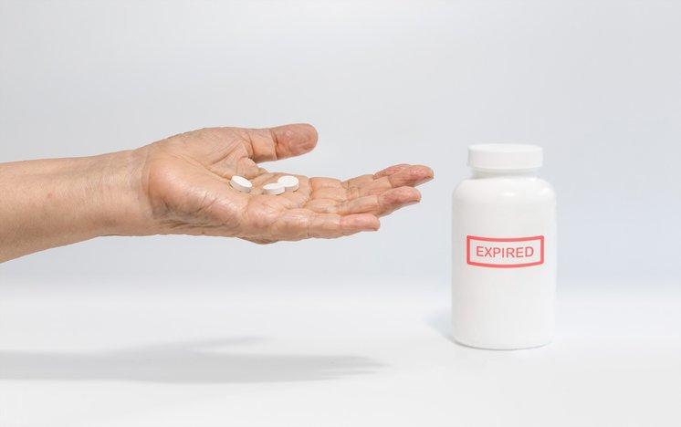 Apa yang Akan Terjadi Kalau Kita Minum Obat Basi?