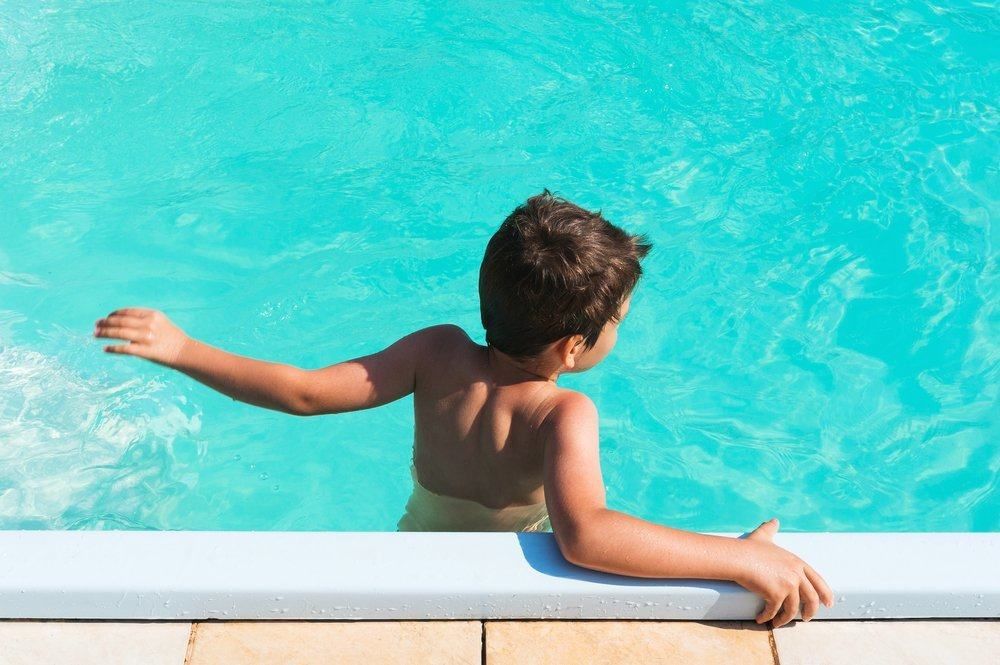 mengatasi-anak-takut-berenang