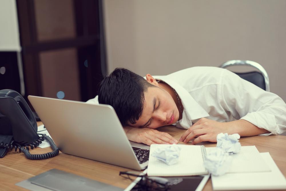 tidur-sambil-duduk