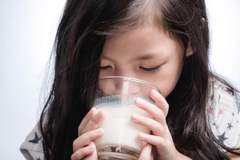 minum-susu-sebelum-tidur-baik-atau-buruk