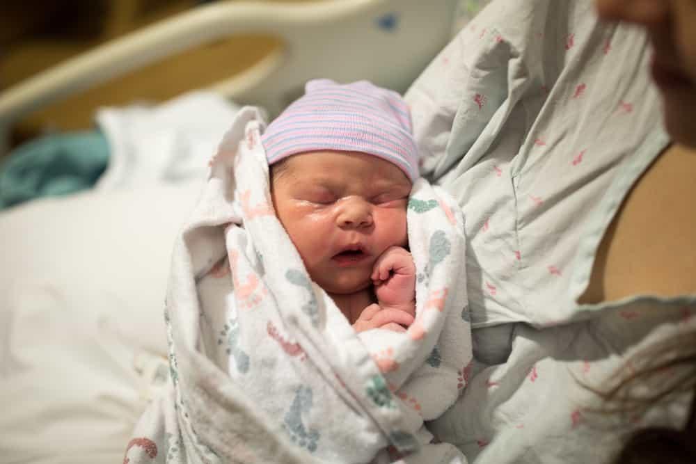 manfaat-menunda-potong-tali-pusat-bayi