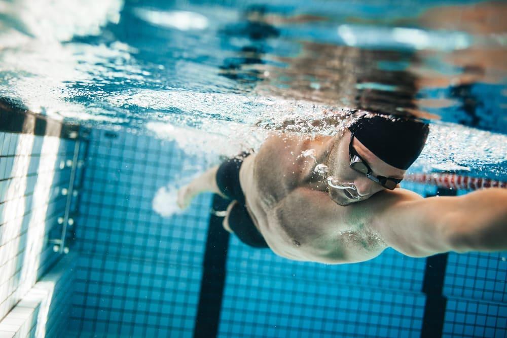 Sering Berenang? Waspada 5 Bahaya Kaporit di Kolam Renang