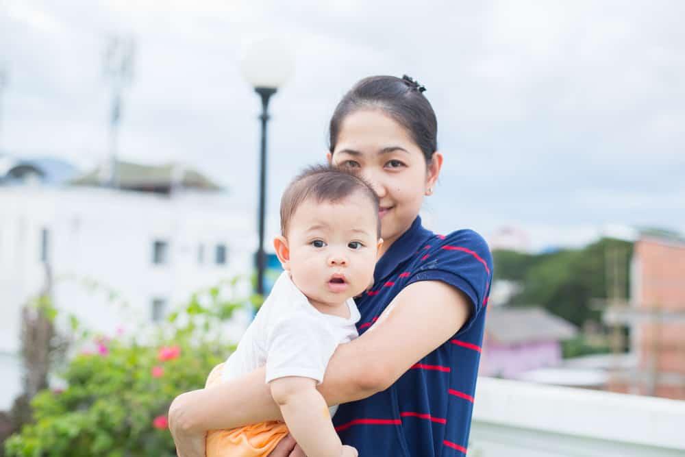 Bolehkah Ibu Menggendong Anak Saat Hamil?