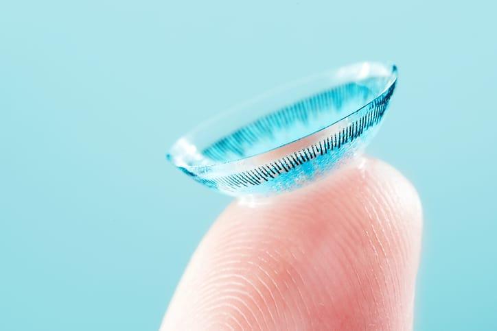 pakai-lensa-kontak-kedaluwarsa