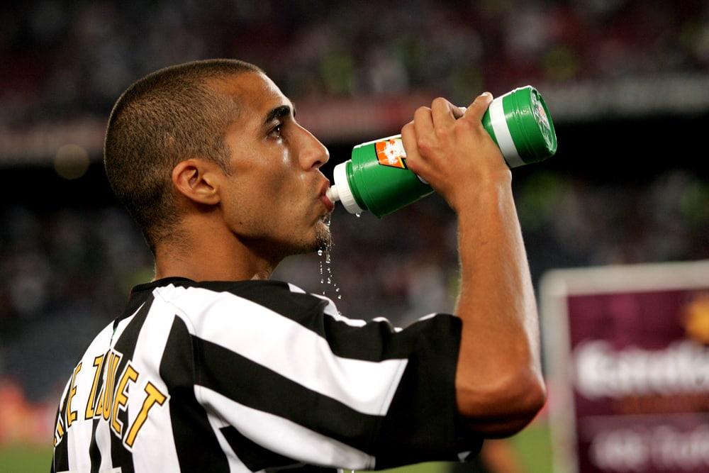 Cara Tepat untuk Menjaga Hidrasi Saat Main Bola