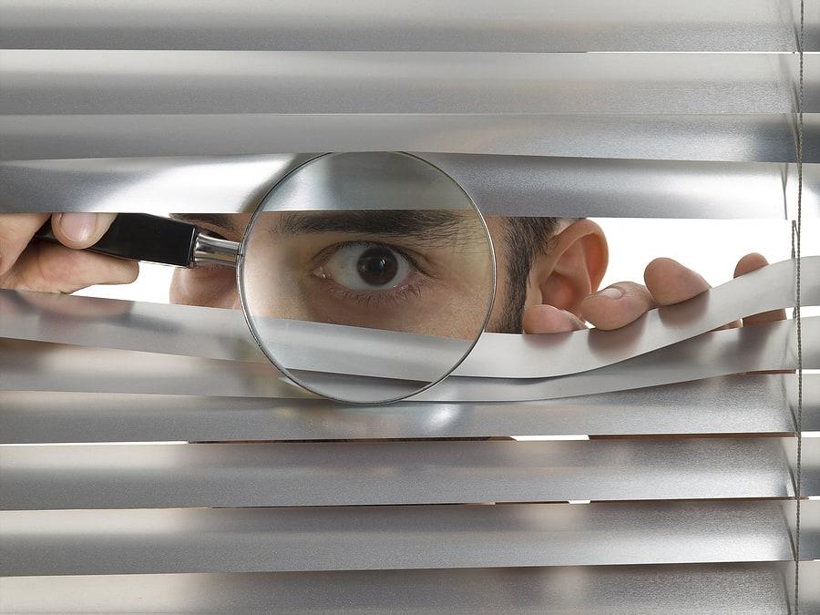 Voyeurisme, Kelainan Seks yang Membuat Penderitanya Senang Mengintip Orang Lain