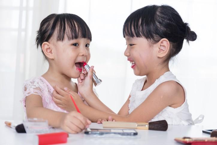 bahaya-makeup-untuk-anak