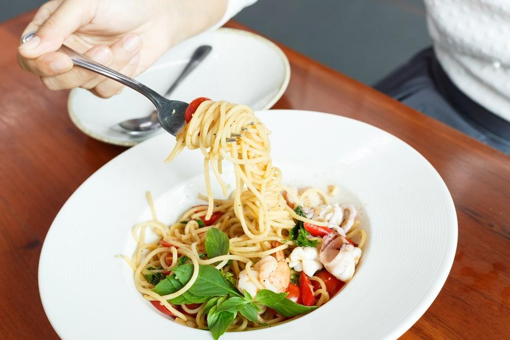 9 Trik Turun Berat Badan Buat Anda yang Suka Makan Banyak