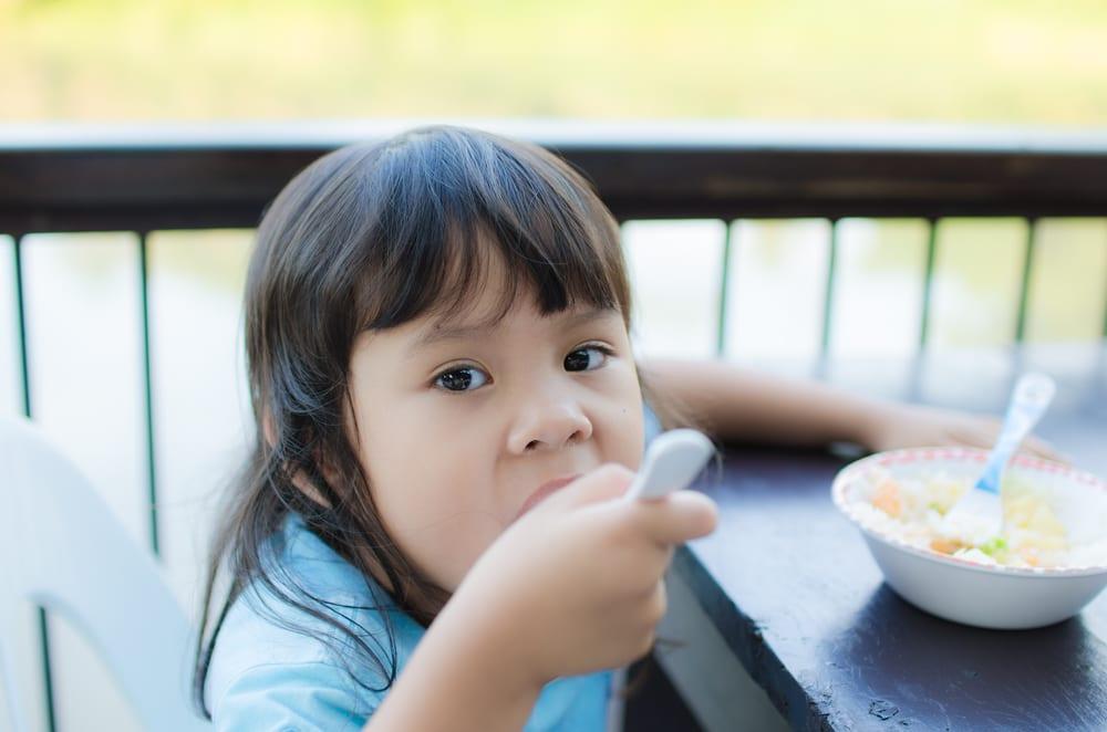 mengajari-anak-makan-sendiri