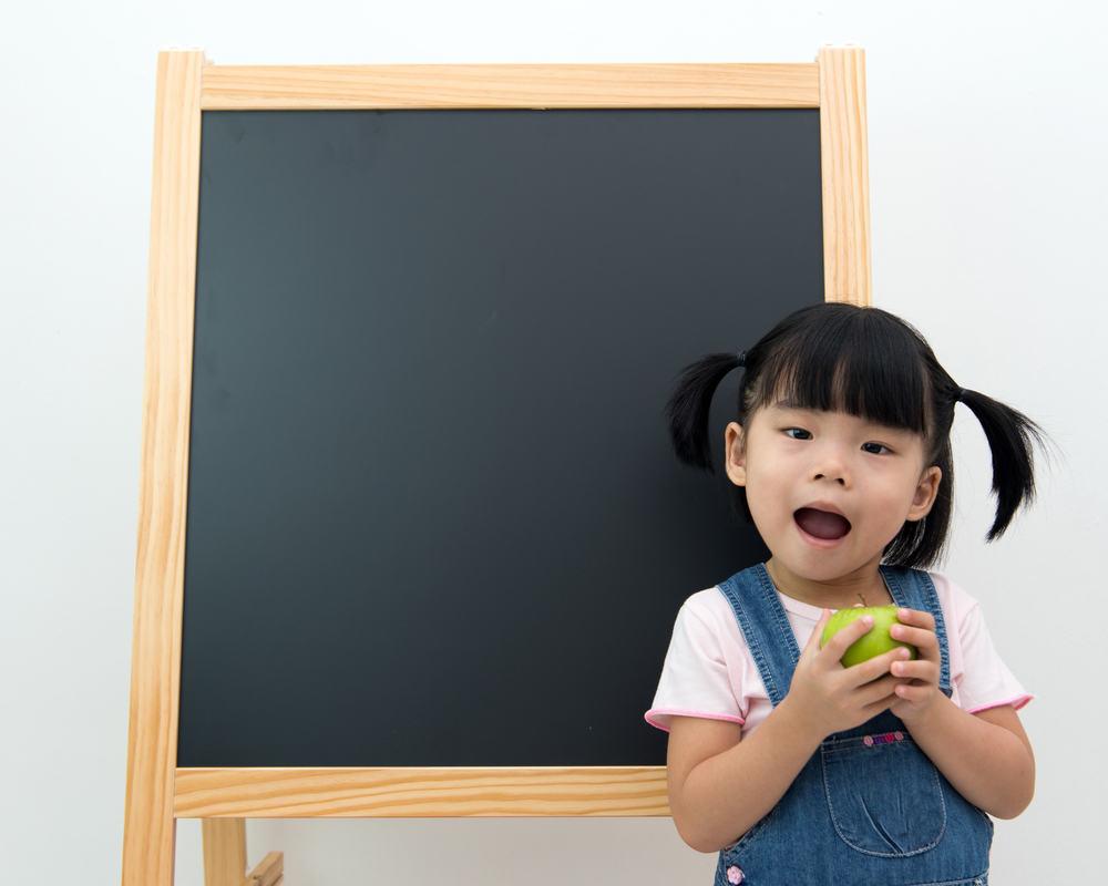 Cara Melatih Anak Pemalu agar Lebih Pemberani di Depan Umum