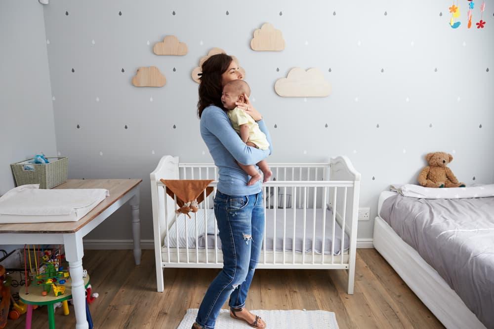 bayi-jatuh-dari-tempat-tidur