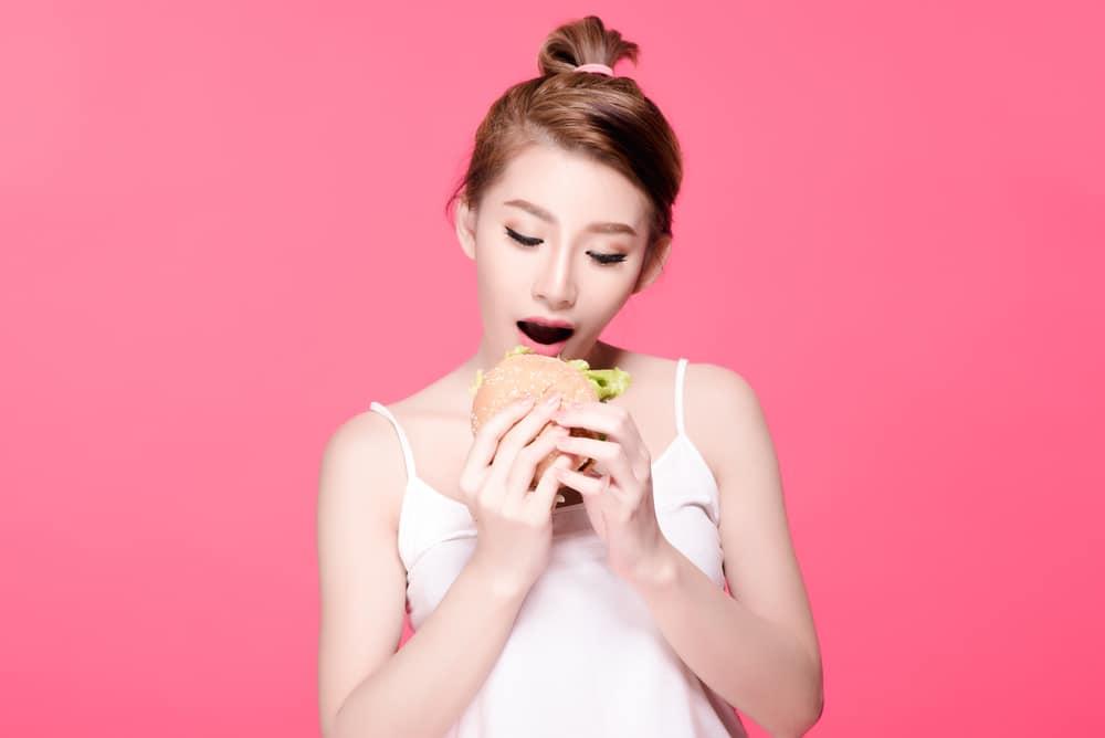 Libur Diet Sehari: Bermanfaat Atau Bahaya Kalau Mau Turun Berat Badan?