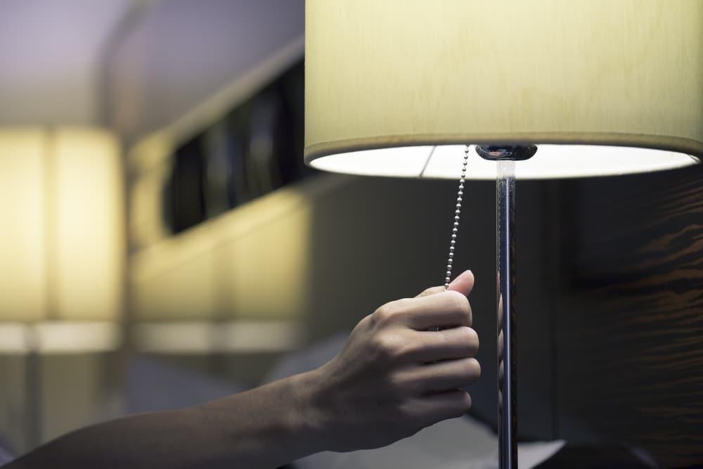 Berat Badan Naik? Mungkin Karena Anda Tidur Dengan Lampu Menyala