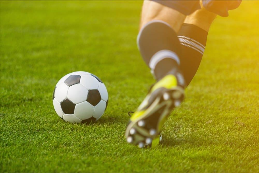 cara-menendang-bola-yang-akurat-untuk-mencetak-gol