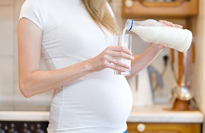Awas! Ini 3 Bahaya Minum Susu Mentah Saat Hamil