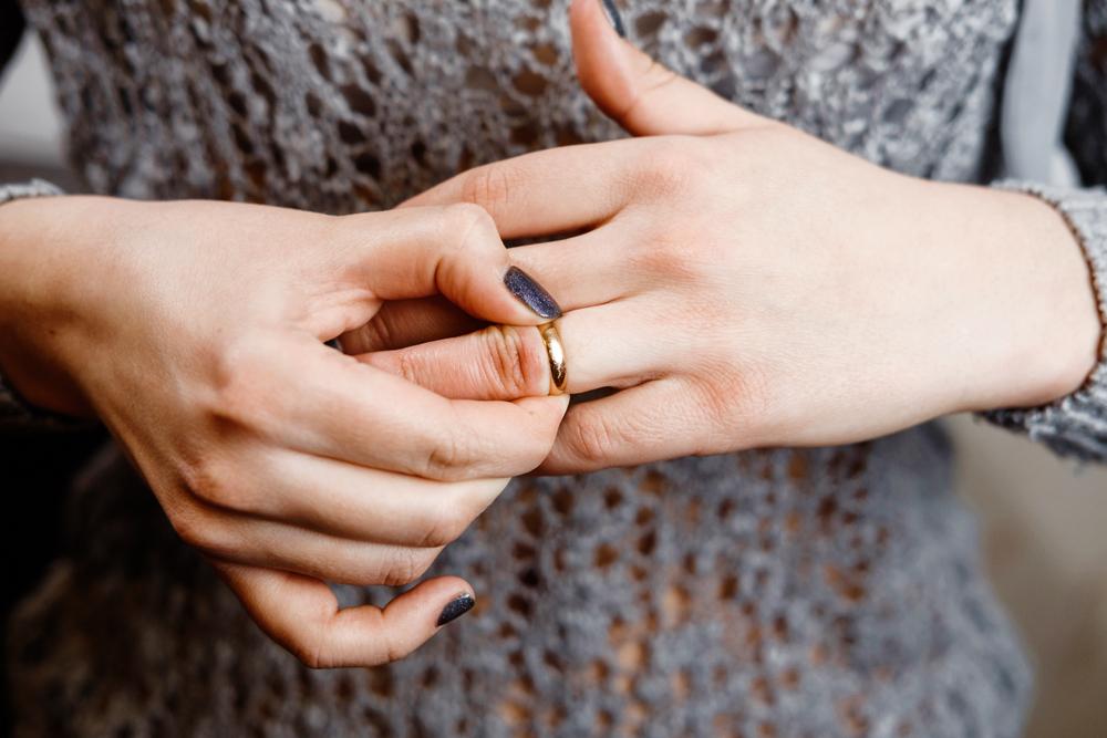 cara-melepaskan-cincin-di-jari-yang-sudah-bengkak