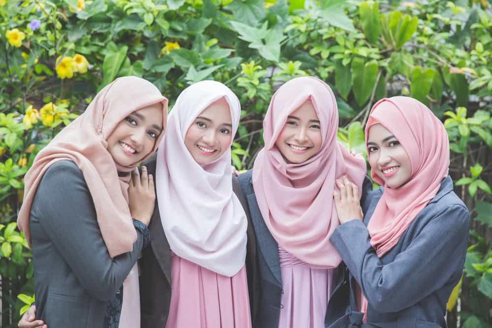 wanita-berhijab-terlihat-sama