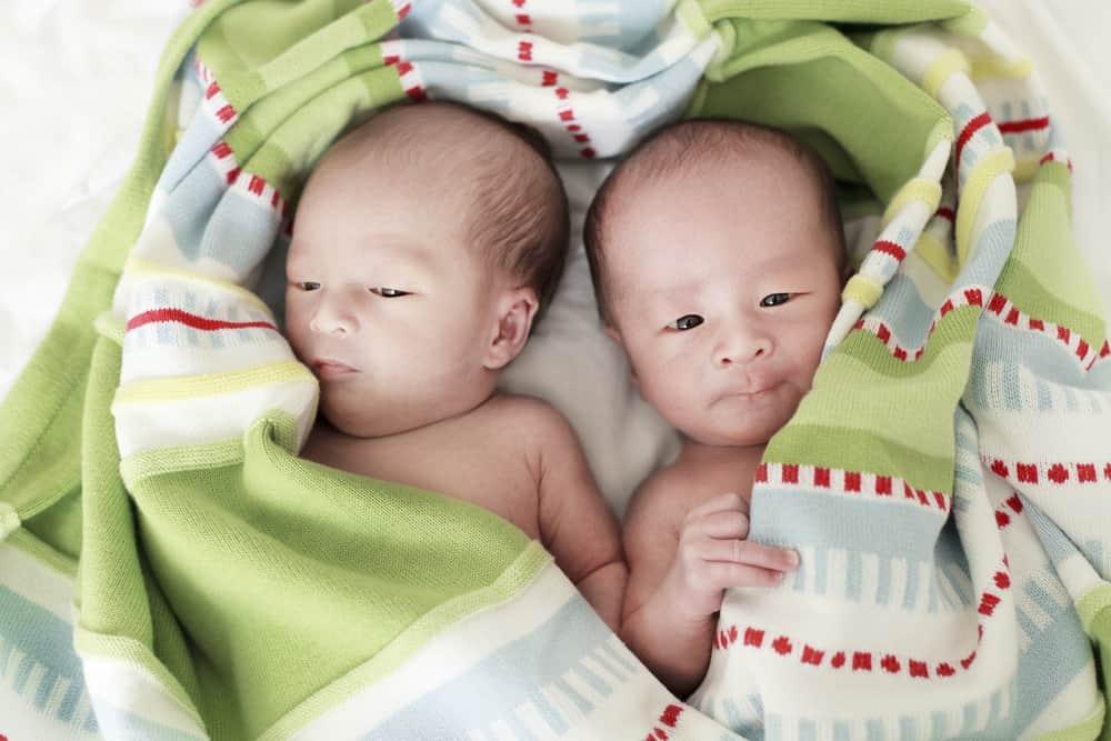 proses-melahirkan-bayi-kembar