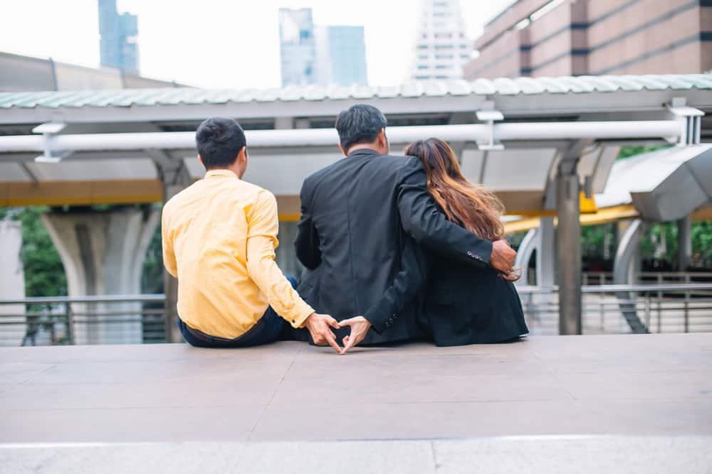 Alasan Mengapa Ada yang Mau Jadi Orang Ketiga Dalam Sebuah Hubungan