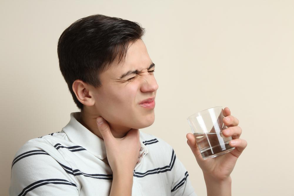 Berbagai Cara Mengobati Radang Tenggorokan, dengan dan Tanpa Obat