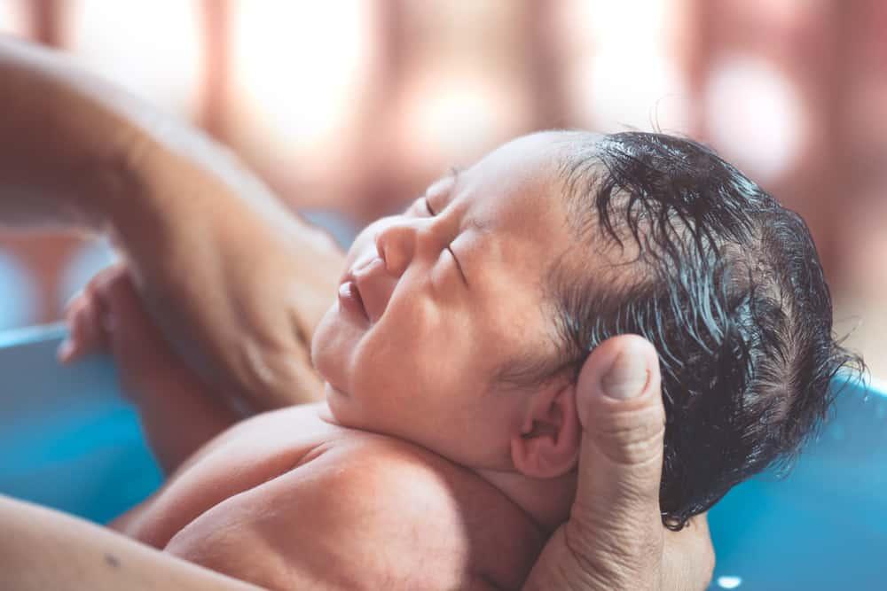 Water Birth: Syarat, Risiko, Persiapan, dan Prosesnya