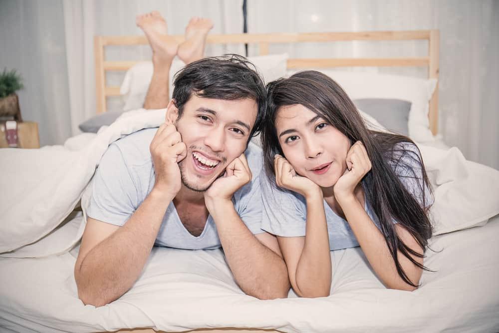 melakukan-hubungan-intim-suami-istri