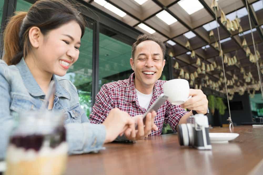 Menikah Dengan Pria yang Usianya Jauh Lebih Tua? Ini Pertimbangan Plus Minusnya