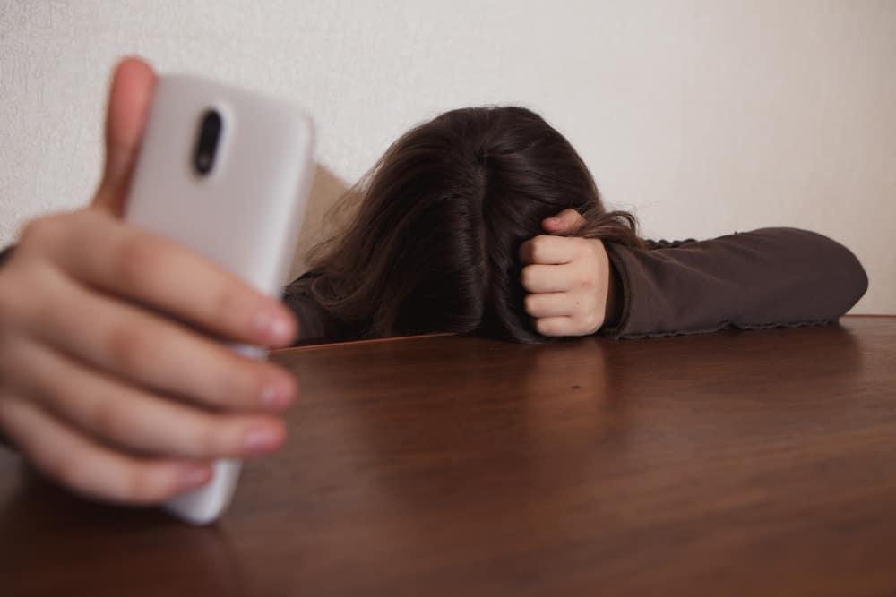 Tak Ada Untungnya Stalking Mantan! Ini Dampak Negatif untuk Anda