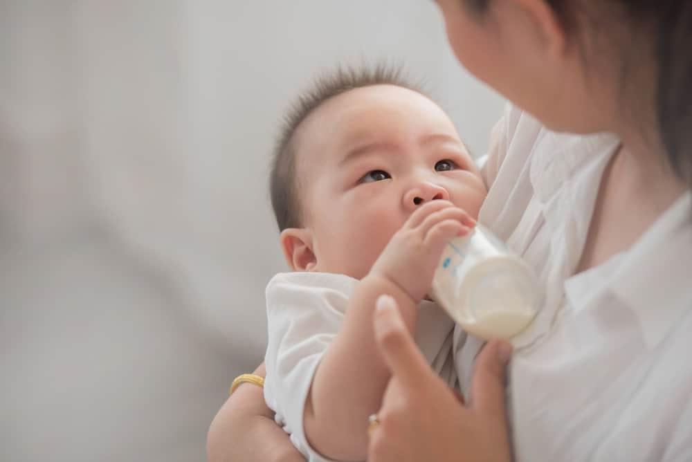 Bolehkah Mencampurkan Pemberian ASI dan Susu Formula untuk Bayi?