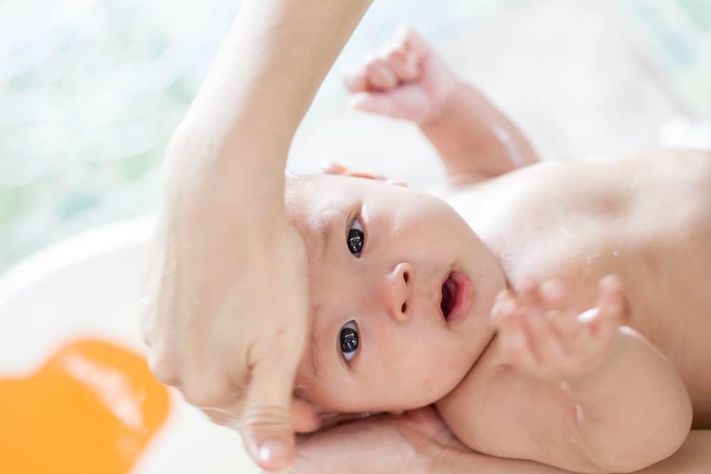 Waktu Memandikan Bayi, Sebaiknya Pagi atau Sore Hari?
